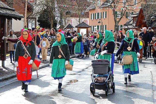 Bild 8: Unvergessliche Momente: Der Kinderumzug und Rathaussturm in Unterkirnach – Bilder des Narrensamens!