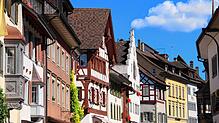 So schön das Stadtbild in der schweizerischen Grenzstadt Stein am Rhein sein mag, so teuer lassen Vermieter es sich bezahlen. Im Schnitt ...