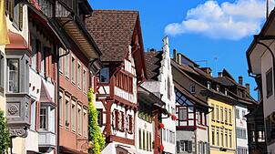 So schön das Stadtbild in der schweizerischen Grenzstadt Stein am Rhein sein mag, so teuer lassen Vermieter es sich bezahlen. Im Schnitt ...