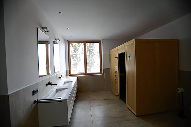 Die Sauna ist groß genug für drei Personen.