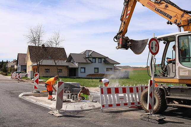 An der Hochstraße wird, kurz vor dem Beginn der Wohnbebauung, momentan an einer Querungshilfe gearbeitet.