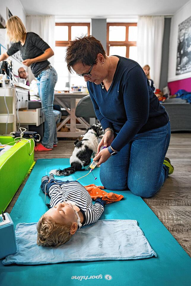 Kerstin Held versorgt Jonathan per Magensonde mit Nahrung.