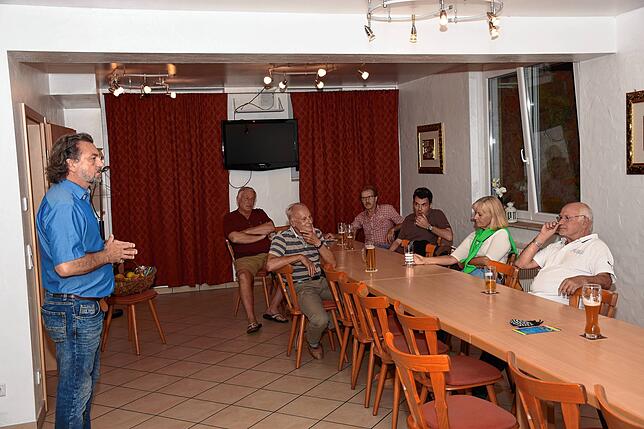 Bürgermeisterkandidat Roland Martin beim mühseligen Wahlkampf. Hier in Annas Aachstube in Mimmenhausen.
