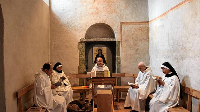Mittagsgebet in Egino-Kapelle (von links): Pater Stephanos, Schwester Aracoeli, die Patres Stephan und Hugo sowie Schwester Rochelle ...