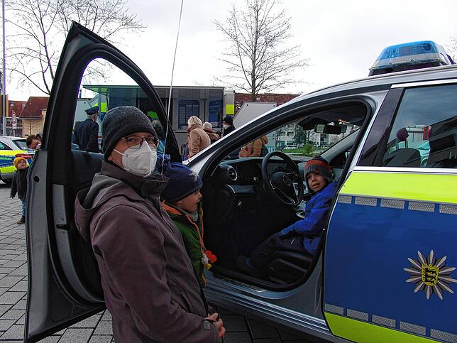 Am Tag der offenen Tür in der Neuen Mitte darf auch ein Polizeiauto erkundet werden, sehr zur Freude von Thomas Liebscher und seinen ...