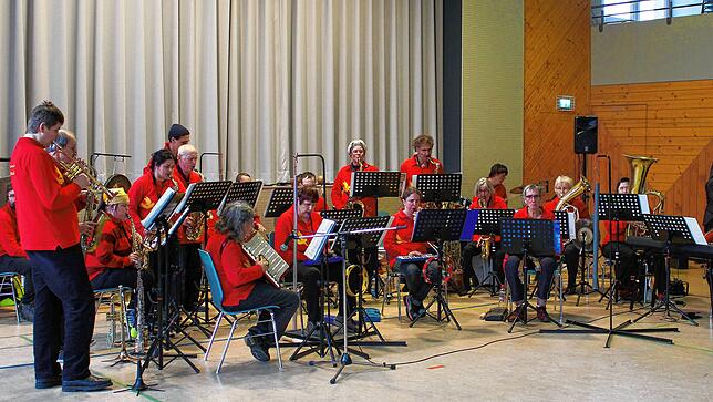 Die Lautenbacher Blaskapelle sorgt für flotte Rhythmen.