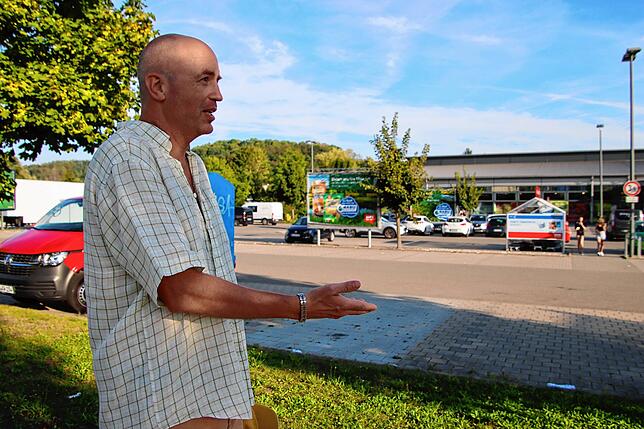 Warum man Supermarktparkplätze bisher nicht mit Photovoltaikanlagen überdacht, die den parkenden Autos Schatten spenden und gleichzeitig ...