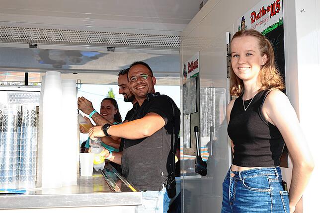 Bild 9: Die Stimmung am Bodensee ist bestens! So feiert Konstanz beim Seenachtfest 2025
