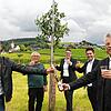 Mitglieder der Streuobstbaum&ndash;Initiative Hegau (von links): Christian Ante, Wilfred Rösch, Andrea Grusdas, Holger Mayer und Jürgen ...