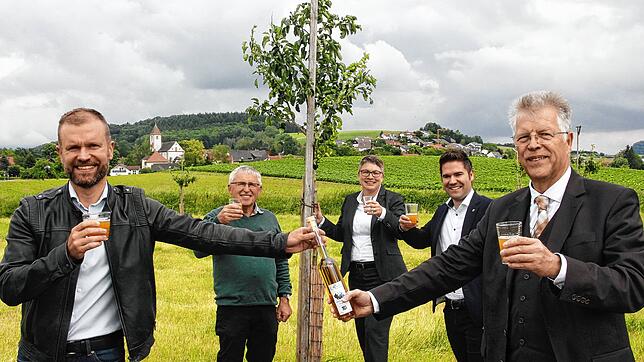 Mitglieder der Streuobstbaum&ndash;Initiative Hegau (von links): Christian Ante, Wilfred Rösch, Andrea Grusdas, Holger Mayer und Jürgen ...