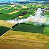 Kilometerweit ist der Rauch zu sehen. Das brennende Heu wird auf Felder vor Sumpfohren gefahren und dort separat gelöscht.