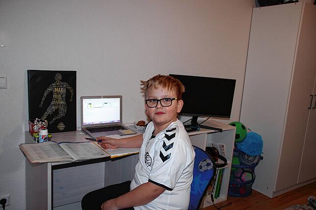 Max im Homeschooling. Laut seiner Mutter ist er dabei sehr konsequent und diszipliniert.
