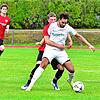 Gutes Auge: Toni Santoro (hier von Noel Zipfel im Spiel gegen den FC Hochrhein kaum zu halten) traf beim 4:0-Sieg der SG FC Wehr/Brennet ...
