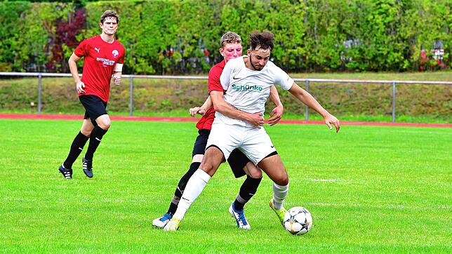 Gutes Auge: Toni Santoro (hier von Noel Zipfel im Spiel gegen den FC Hochrhein kaum zu halten) traf beim 4:0-Sieg der SG FC Wehr/Brennet ...