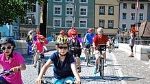 Radler queren während des Slow-up 2018 die Laufenbrücke in Laufenburg.