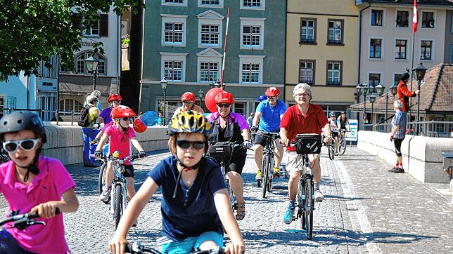 Radler queren während des Slow-up 2018 die Laufenbrücke in Laufenburg.