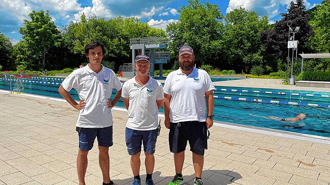 Die Drei vom Höhenfreibad sorgen in Gottmadingen für Sicherheit der Badegäste. Schwimmmeister Tristan Dultmeyer (Mitte) ist froh um ...