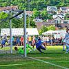 Die Entscheidung: Sekunden vor dem Abpfiff gelingt Dennis Wojtynek (Nr. 22) der 3:2-Siegtreffer für den FC Hauingen gegen den SV ...
