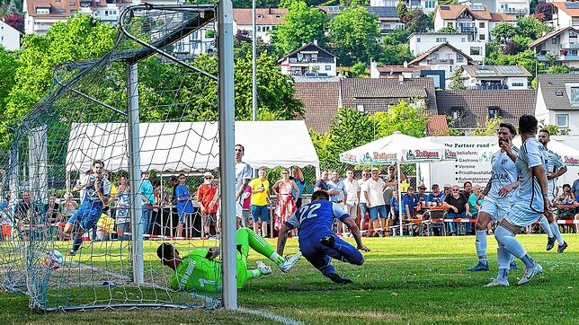 Die Entscheidung: Sekunden vor dem Abpfiff gelingt Dennis Wojtynek (Nr. 22) der 3:2-Siegtreffer für den FC Hauingen gegen den SV ...