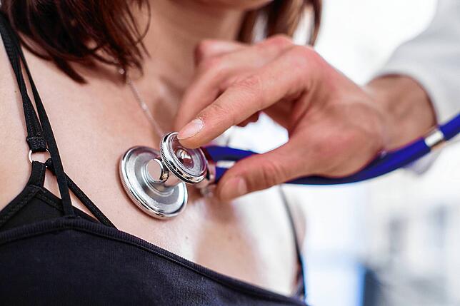 Eine Ärztin horcht eine Patientin ab. Kann man zu viel Zeit für die Patienten aufwenden?