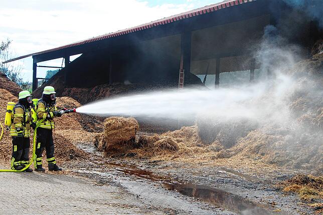 Bild 13: Scheune brennt: Bilder vom Großeinsatz der Feuerwehr in Bernau-Goldbach