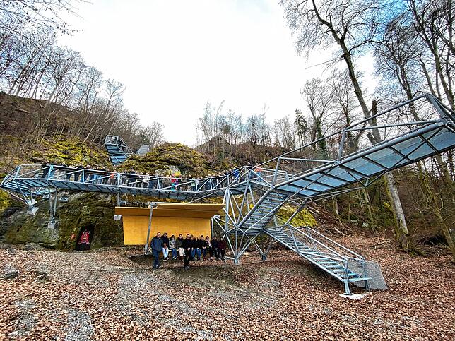Das erste Drittel der Steganlage in der Marienschlucht steht: Die Teilnehmer der Besichtigung versammelten sich auf der ...