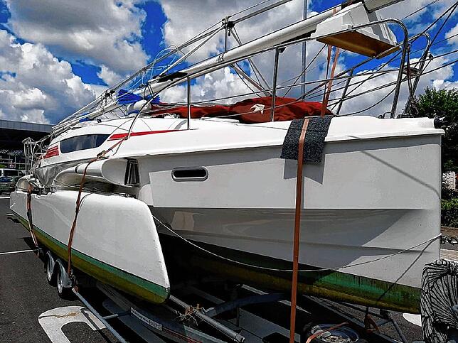 Ein auffälliges Segelboot auf einem Anhänger weckte in Bietingen die Aufmerksamkeit der Zöllner. Der 47-jährige Fahrer aus dem Raum ...