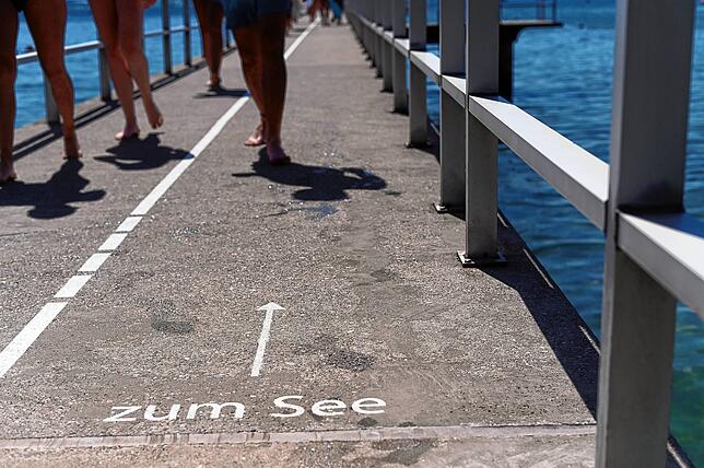 Hinein ins kühle Nass: Trotz angenehmen 22 Grad Wassertemperatur ist das Strandbad gerade einmal halb so voll, wie es zu Coronazeiten ...