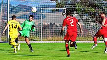 Sieg für den SV Schwörstadt: Marco Malerba (Nr. 14) überwindet Schlussmann Fabian Tombrink und leitet den 2:1-Sieg seiner Elf beim FC ...