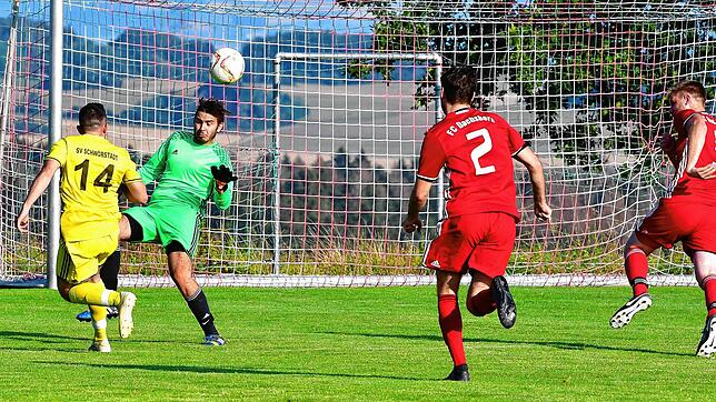 Sieg für den SV Schwörstadt: Marco Malerba (Nr. 14) überwindet Schlussmann Fabian Tombrink und leitet den 2:1-Sieg seiner Elf beim FC ...