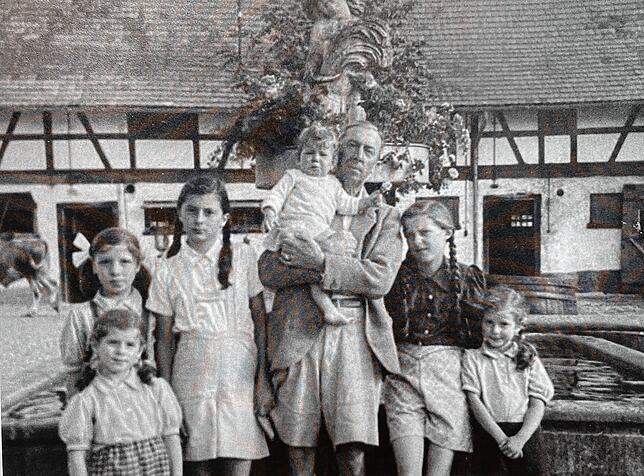 Hanns Voith 1943 mit seinen Töchtern auf dem Hofgut.