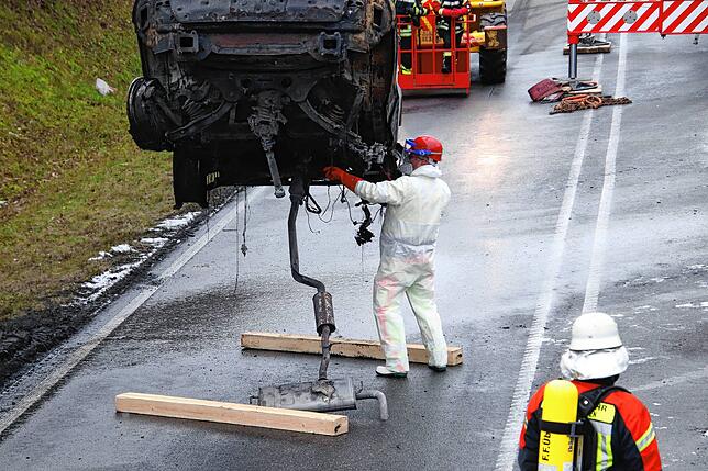 Bild 23: Bilder von Einsatz und Bergung auf der B 31: E-Autos brennen