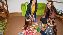 Das Kindergarten-Leitungsteam Natalie Rothoff (links) und Hanna Stockfisch mit zwei Kindern: Bald könnten hier noch mehr Plätze zur ...