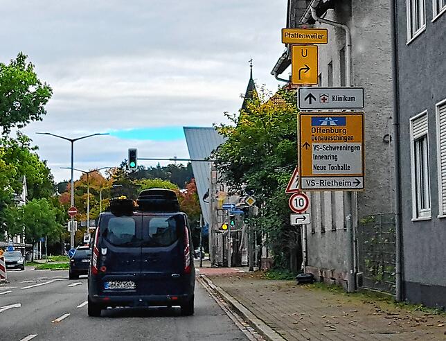 Jetzt kann ja fast nichts mehr schiefgehen: Die Umleitung nach Pfaffenweiler ist vor der Ampel am Villinger Kino BlueBoxx ausgeschildert.