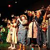 Gute Laune bei den 65. Narrenspielen der Rattlinger in der ausverkauften Talwiesenhalle: Der Fanfarenzug Rielasingen-Arlen sorgt mit ...