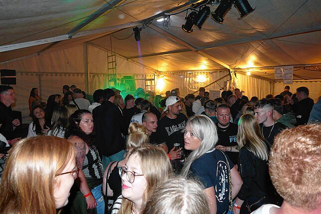 Bild 4: Hunderte Gäste strömen zum Auftakt an das 68. Waldfest in der Geschichte des Musikvereins Aufen.
