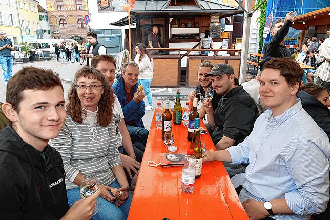 Bild 18: Beim Konstanzer Weinfest 2025 steigt schon am Eröffnungsabend die Stimmung - Die schönsten Bilder