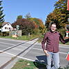 Ralf Derwing von der Initiative Bodensee-S-Bahn am Bahnübergang der Ablachtalbahn in der Tuttlinger Straße in Stockach. Geht es nach der ...