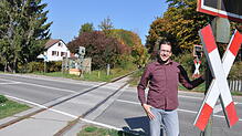 Ralf Derwing von der Initiative Bodensee-S-Bahn am Bahnübergang der Ablachtalbahn in der Tuttlinger Straße in Stockach. Geht es nach der ...