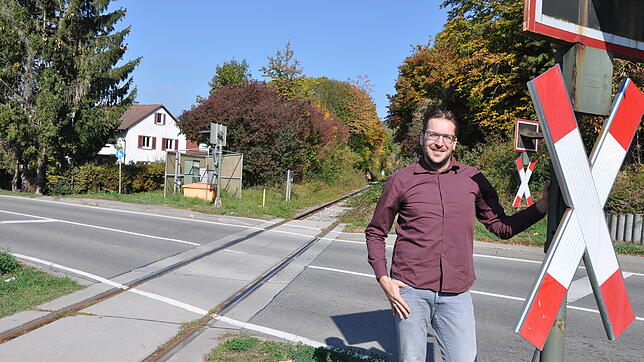 Ralf Derwing von der Initiative Bodensee-S-Bahn am Bahnübergang der Ablachtalbahn in der Tuttlinger Straße in Stockach. Geht es nach der ...