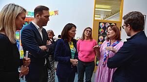 Die Politiker Felix Schreiner und Rita Schwarzelühr-Sutter (Zweiter und Dritte von links) sowie Bürgermeister Adrian Probst (rechts) ...