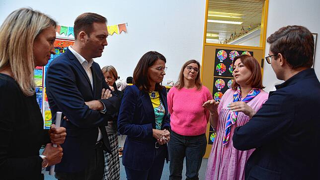 Die Politiker Felix Schreiner und Rita Schwarzelühr-Sutter (Zweiter und Dritte von links) sowie Bürgermeister Adrian Probst (rechts) ...
