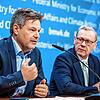Robert Habeck (Bündnis 90/Die Grünen, l), Bundesminister für Wirtschaft und Klimaschutz, spricht neben Thomas Gößmann, ...