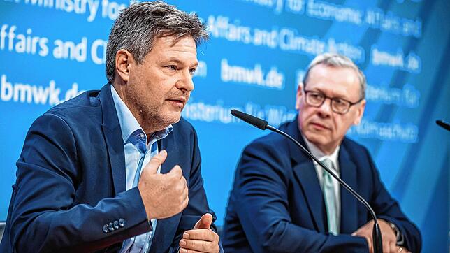 Robert Habeck (Bündnis 90/Die Grünen, l), Bundesminister für Wirtschaft und Klimaschutz, spricht neben Thomas Gößmann, ...