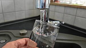 Mönchweiler hat eigenes Trinkwasser. Geprüft wird nun, ob die Leitung zu einer Quelle wird. Bild: Cornelia Putschbach