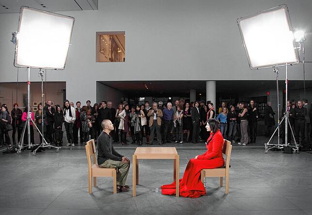 „The Artist is Present“: 90 Tage lang blickte Marina Abramovic ihren Besuchern in die Augen – ohne Pause, ohne Nahrung, ohne Toilettengang.