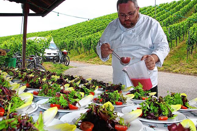 Schon bei der sommerlichen langen Tafel in den Markdorfer Weinbergen konnte Daniel Wrona sein kulinarisches Handwerk präsentieren.