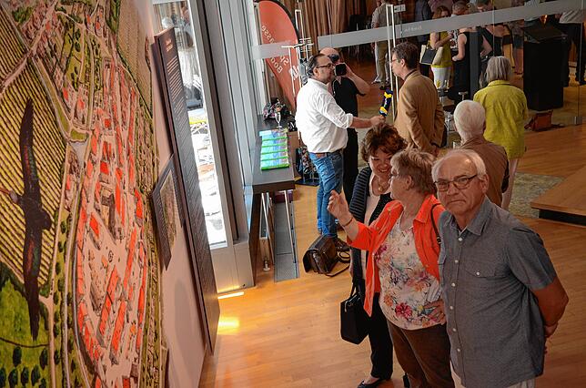 Die Jubiläums-Ausstellung "1200 Jahre Markdorf" hat nicht nur bei ihrer Eröffnung zahlreiche Besucher angezogen. Bilder: Jörg Büsche