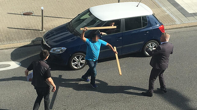 Ein 48-jähriger abgelehnter Asylsuchender greift Sozialdezernenten Bernd Mager an. Inzwischen sitzt er in U-Haft. Bild: SK