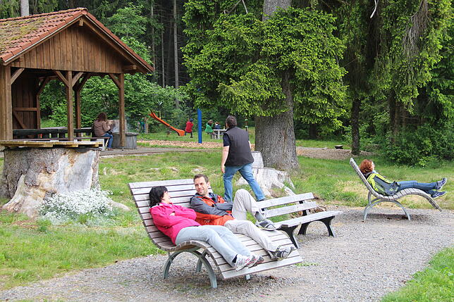 Nach dem Wandern in der Wutachschlucht können Erwachsene auf dem Grillplatz Seewiese entspannen, während der Nachwuchs auf dem ...